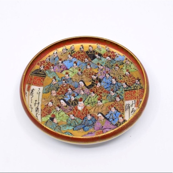 Japanese Kutani Thousand 1000 Faces Japanese Teacup & Saucer on Wood Stand - Picture 5 of 9